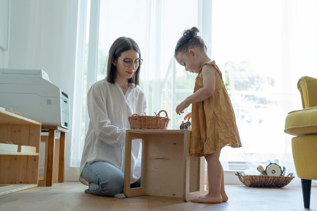 Mutter und kind spielen mit Montessori Spielzeug